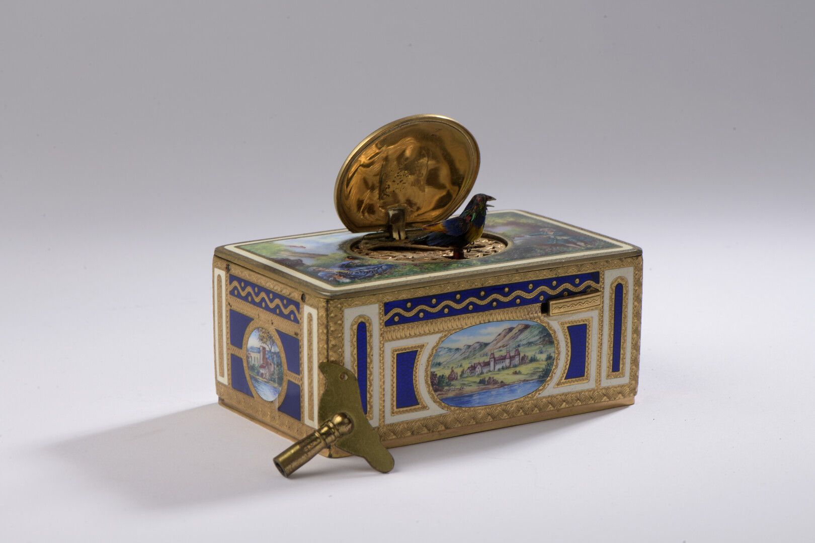 Null 被称为 "à oiseau chanteur "的长方形pomponne音乐盒和瓷盘，上面绘有十八世纪风格的英勇场景和escarpolette以及风景&hellip;