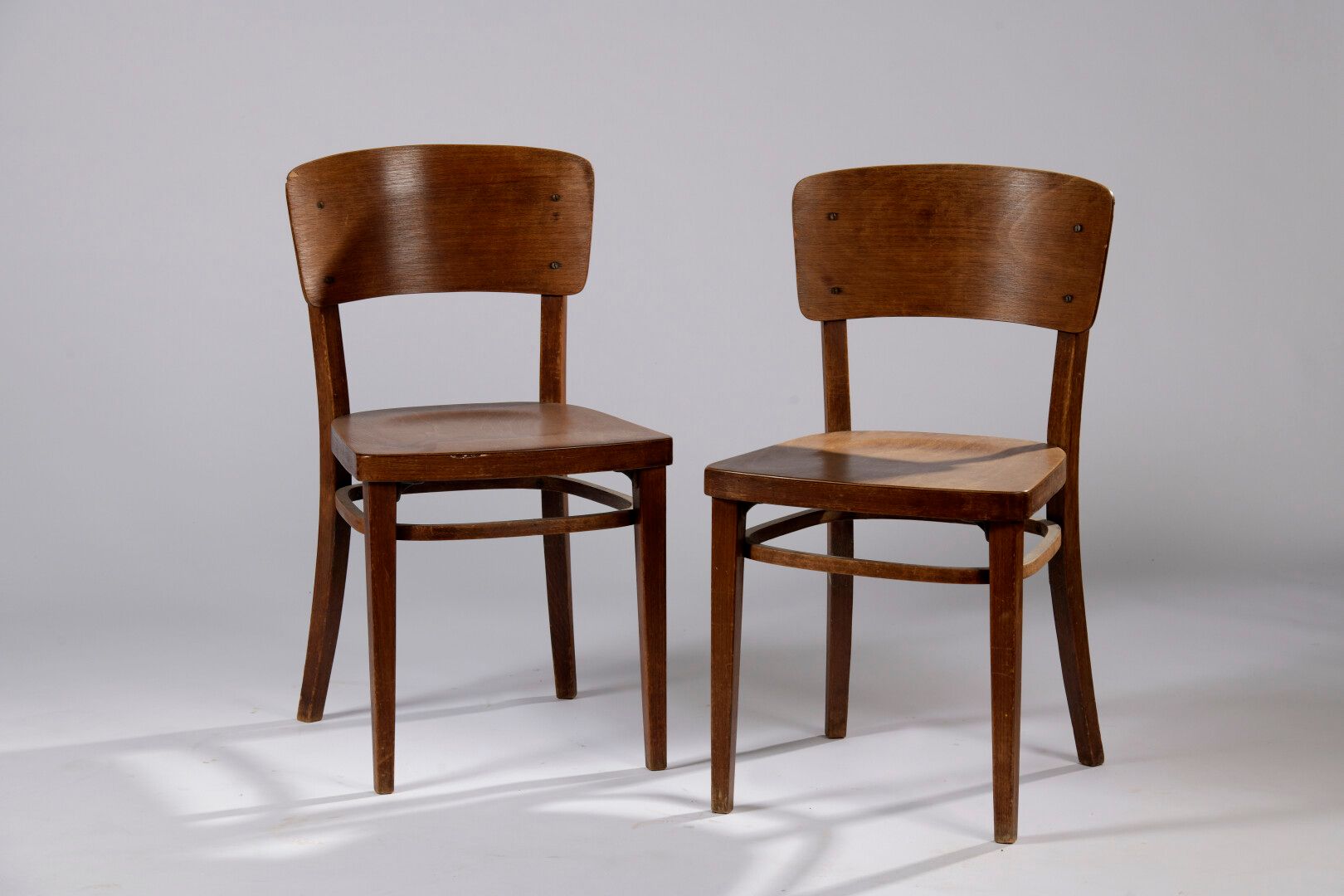 Null Marcel GASCOIN (1907-1990), 归属。一对椅子。

热成型胶合板。约1950年

H.83.5厘米

事故。