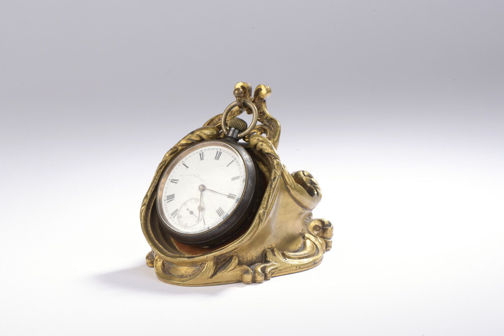 Un porta-orologio in bronzo dorato con un medaglione roc…