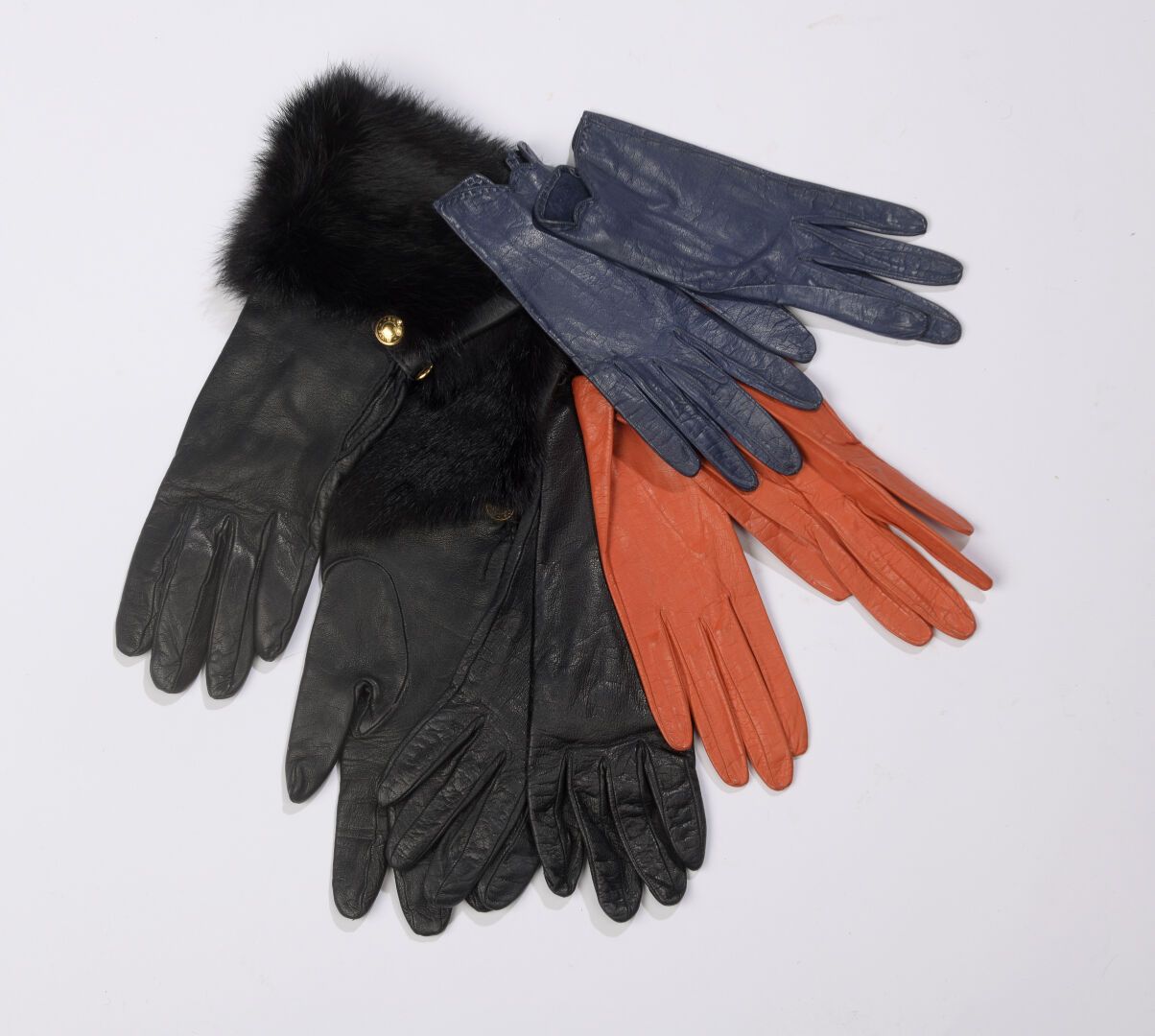 HERMÈS Paris. Paire de gants en cuir noir à large revers en fourrure noire sur c&hellip;