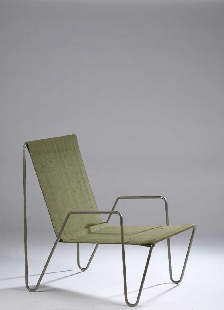 Null Verner PANTON (1926-1998) & Fritz HANSEN 编辑。光棍椅（创作于1955年），弯曲的金属管状结构，用绿色棉布装饰&hellip;