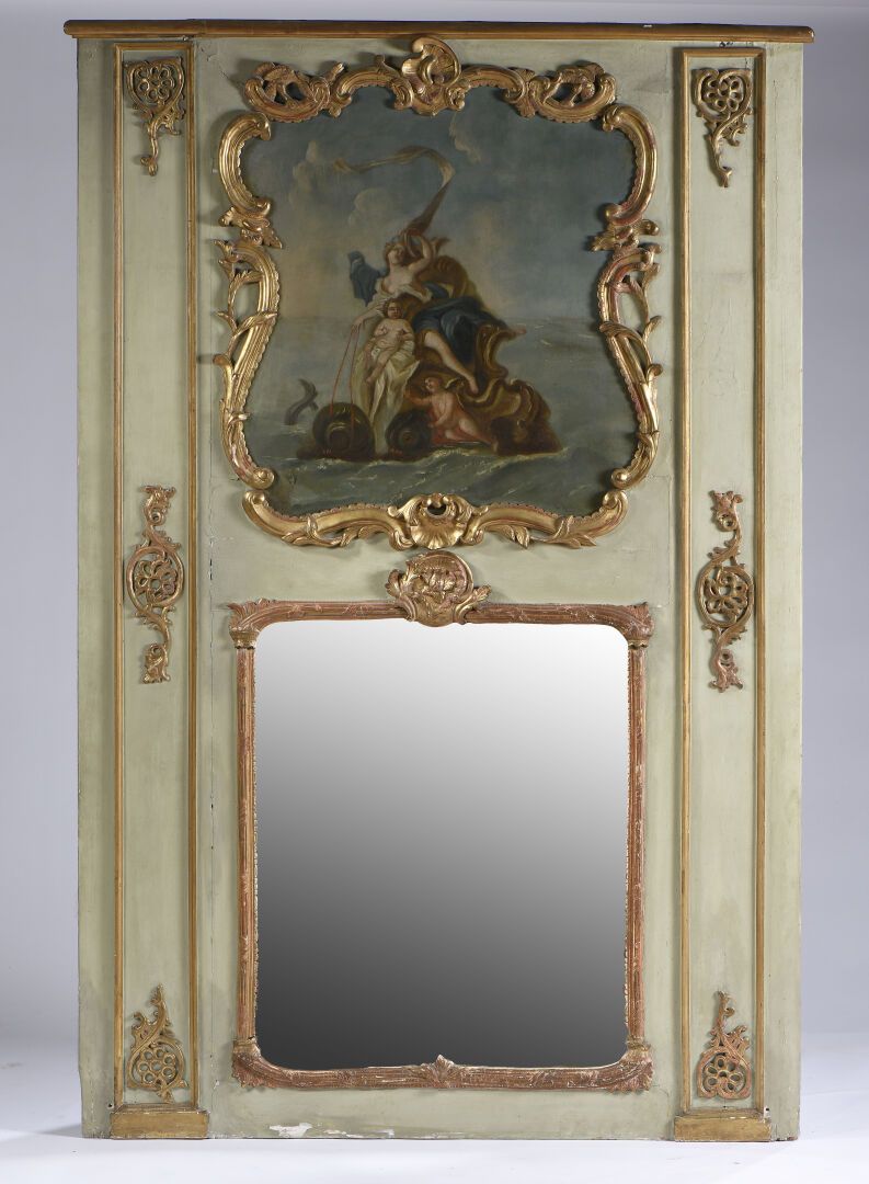Null Specchio bipartito sopraelevato in legno modanato, intagliato, dorato e col&hellip;
