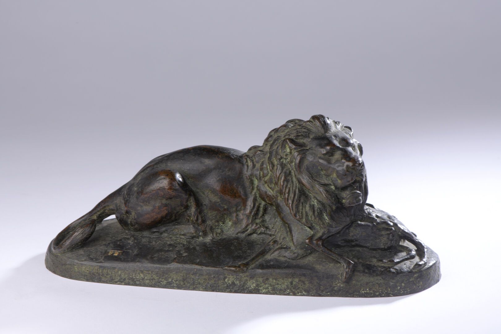 Null 安托万-路易斯-巴雷（1796-1875）。狮子吞噬羚羊
青铜，带有棕色和青铜色的铜锈。在露台上签名，F.Barbedienne的创始人，Monogr&hellip;