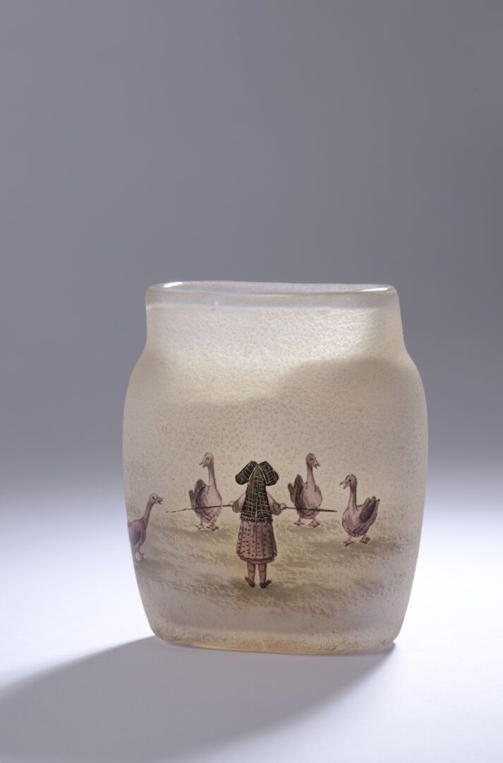 Null 南锡的DAUM。一个半透明和乳白色的磨砂玻璃花瓶，瓶身平坦。
珐琅彩，酸蚀和雕刻的深红色装饰，有一个养鹅人。背面有签名Daum Nancy
H.8.5&hellip;