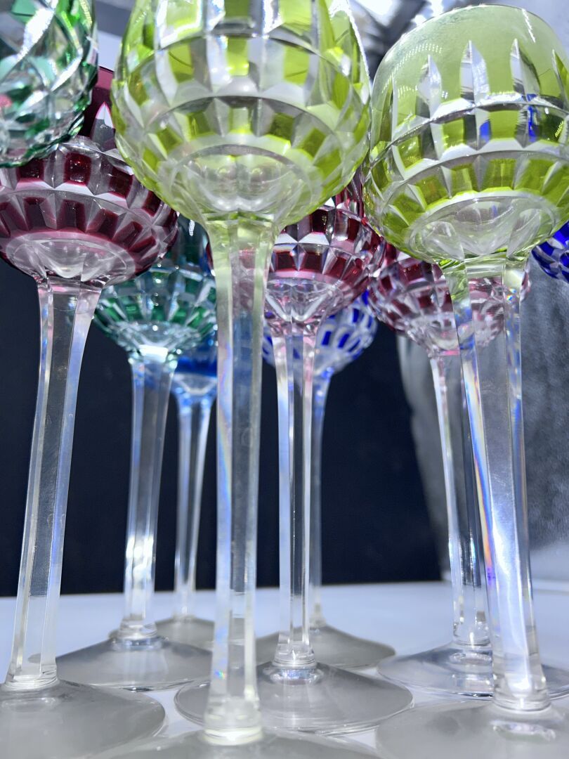 Null 圣路易斯.一套十只莱茵河酒杯，由Sylvaner水晶制成，带有钻石切割的圣杯，包括两只黄杯，两只绿杯，三只红杯和三只蓝杯。背面有标记
H.21厘米