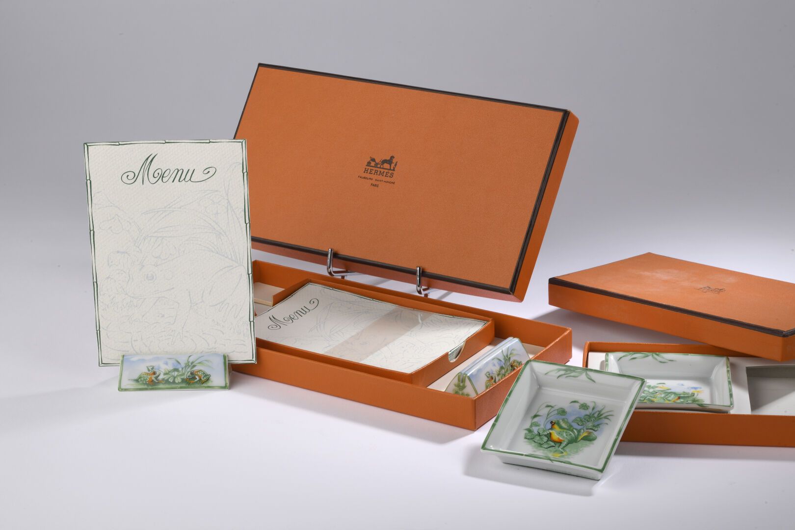 Null HERMÈS巴黎为大众传媒设计。
瓷器套装包括两个ramekins和两个菜单架，以及配套的纸质菜单。 
装在一个盒子里。