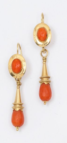 null Paire de pendants d’oreilles en or jaune gravé de fleurs et torsades, chacun...