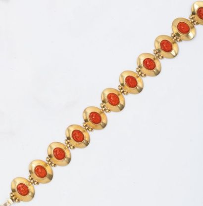 VELARDO Bracelet souple en or jaune, orné de camées sur corail. Longueur?: 17cm....