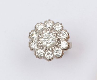null Bague «?Fleur?» en or gris, ornée d’un diamant calibrant environ 1,30 carat...