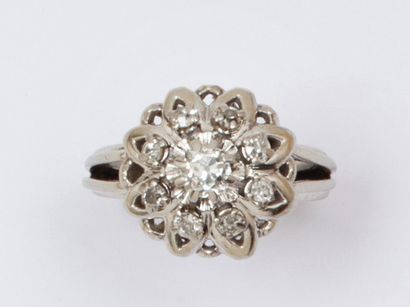 null Bague «?Fleur?» en or gris, ornée d’un diamant central calibrant 0,20 carat...