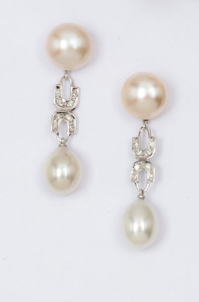null Paire de pendants d’oreilles en or gris, ornés chacun d’une perle bouton retenant...