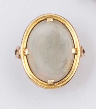 null Bague en or jaune, ornée d’une intaille sur agate représentant une femme accoudée...