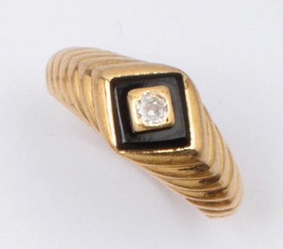 null Bague en or jaune godronné, ornée d’une pastille d’onyx carré sertie d’un diamant...