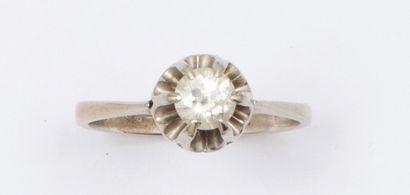 null Bague «?Solitaire?» en or gris, ornée d’un diamant taillé en brillant calibrant...