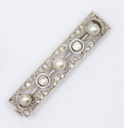 null Broche «?Barrette?» en or gris, ornée de perles alternées de diamants de taille...