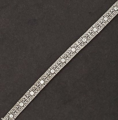 null Bracelet en or gris, composé de maillons à motifs géométriques sertis de diamants...
