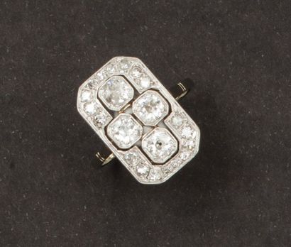 null Bague en or gris et platine, ornée de quatre diamants de taille ancienne dans...