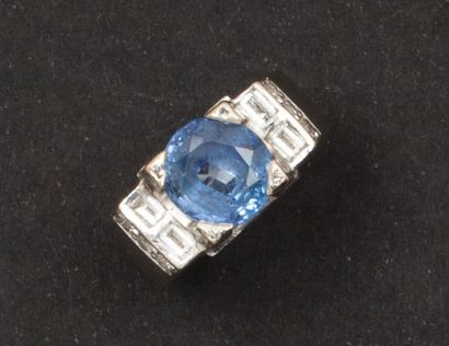 null Bague en or gris, ornée d’un saphir rond épaulé de diamants baguettes et de...