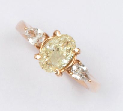 null Bague en or jaune, ornée d’un diamant jaune ovale calibrant environ 1,40 carat...