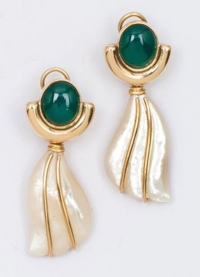 null Paire de boucles d’oreilles en or jaune à décor géométrique, serties de chrysoprases...