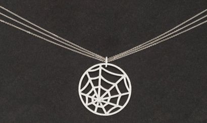 CHAUMET «?Attrape-moi si tu m’aimes?» - Collier pendentif en or gris, orné d’un pendentif...