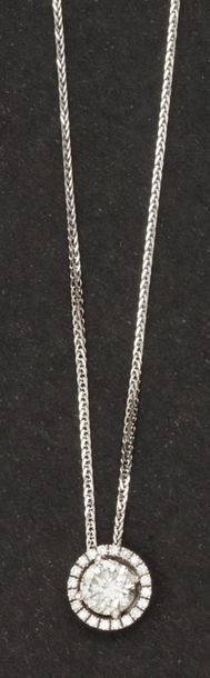 null Collier pendentif en or gris, orné d’un diamant taillé en brillant calibrant...