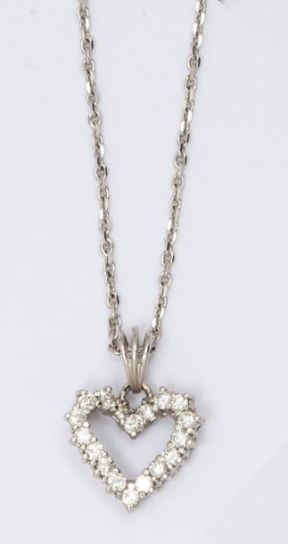null Collier pendentif «?Cœur?» en or gris, le motif serti de diamants taillés en...
