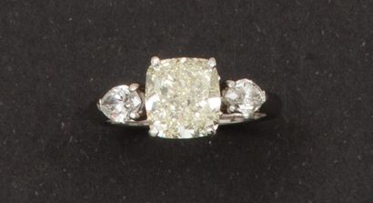 null Bague en or gris, ornée d’un diamant coussin pesant 3,24 carats, épaulé de deux...