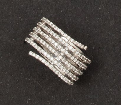 null Bague en or gris, composée de six lignes partiellement serties de diamants taillés...