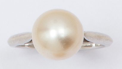 null Bague en or gris, ornée d’une perle de culture Akoia. Tour de doigt?: 52. P. Brut?:...