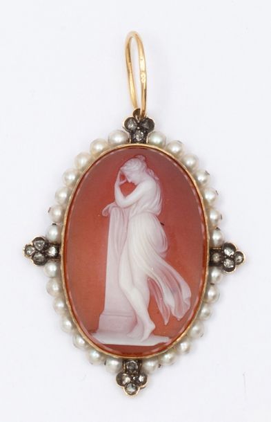 null Pendentif en or jaune, ornée d’un camée sur agate représentant une femme pensive...