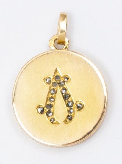 null Pendentif «?Porte-Souvenirs?» en or jaune, orné d’un motif pavé de diamants...