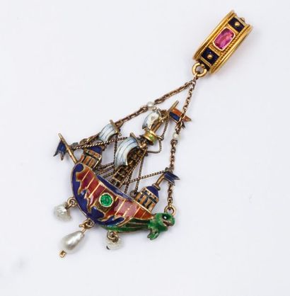 null Pendentif «?Caravelle?» en vermeil émaillé polychrome, ornée d’une pierre verte...