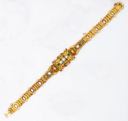 null Bracelet articulé en or jaune ciselé, orné d’un motif central serti de demi-perles...