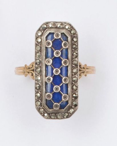 null Bague octogonale en or jaune et argent partiellement émaillé bleu, ornée d’un...