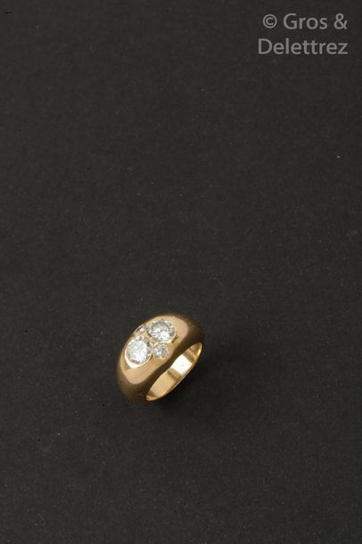 null Bague « Jonc » en or jaune, ornée de deux diamants taillés en brillant calibrant...