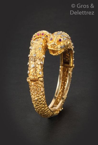 LALAOUNIS Ravissant bracelet « Jonc » ouvrant en or jaune guilloché et ciselé, réhaussé...