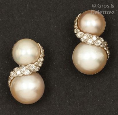 STERLE Paris Paire de boucles d’oreilles en or gris, ornées chacune de deux perles...