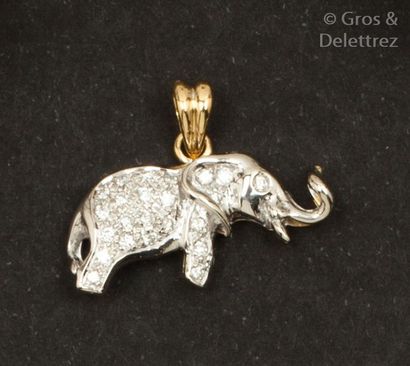 null Pendentif « Éléphant » en or jaune et or gris, pavé de diamants taillés en brillant....
