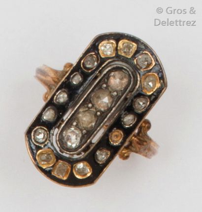 null Bague oblong en or jaune émaillée noire, sertie de diamants de taille ancienne...