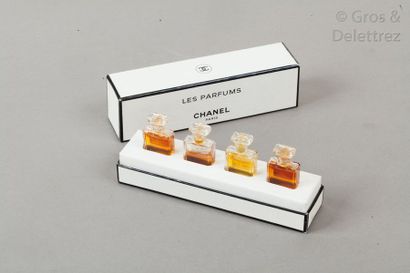 CHANEL PARFUMS Ensemble de quatre miniatures «?Les Parfums Chanel?». Ecrin d’ori...