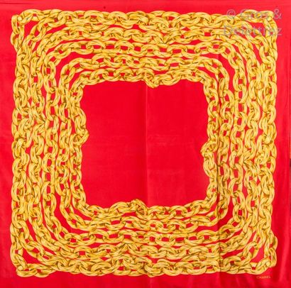 CHANEL Carré en crêpe de soie rouge imprimé d’un motif de chaîne dorée. Très bon...