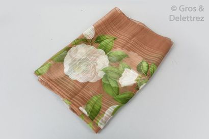 CHANEL Echarpe en mousseline de soie imprimée, façonnée d’un motif de camélias blancs...