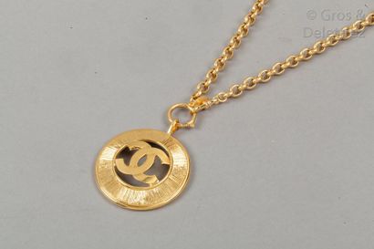 CHANEL par Karl Lagerfeld circa 1990 Sautoir chaîne en métal doré retenant un pendentif...