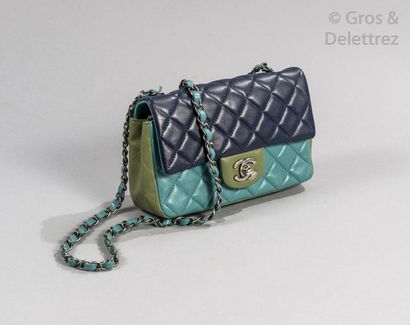 CHANEL Sac «?Classique?» PM 20cm en cuir agneau matelassé tricolore kaki, encre,...