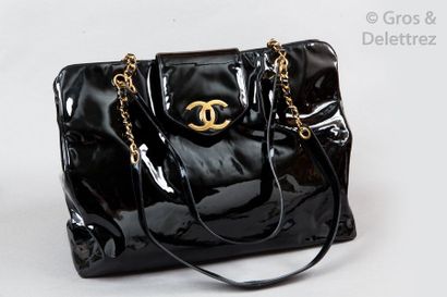 CHANEL par Karl Lagerfeld circa 1997 Sac week-end 46cm en cuir vernis noir, fermoir...