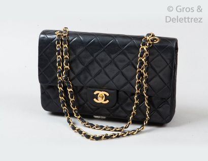 CHANEL Sac «?Classique?» 25cm en cuir agneau matelassé noir, fermoir CC en métal...