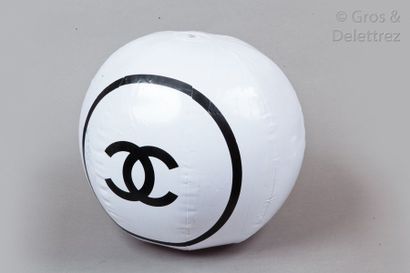CHANEL Sport Ballon de plage gonflable blanc, noir, siglé.