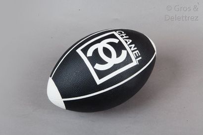CHANEL Sport Ballon de rugby noir, blanc, siglé.