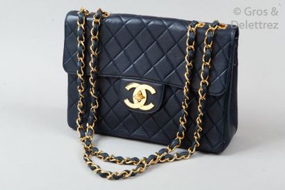 CHANEL Sac «?Jumbo?» 30cm en cuir agneau matelassé marine, fermoir CC en métal doré...